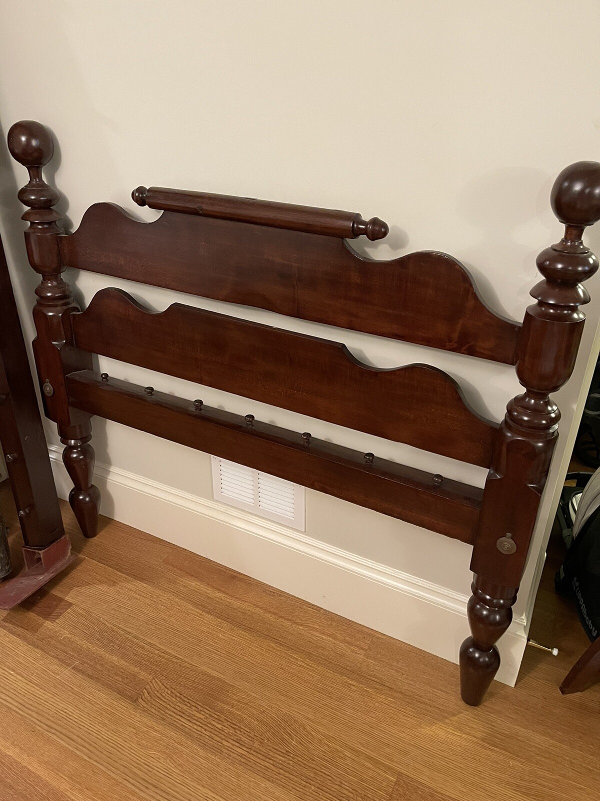 ANTIQUE CANNONBALL VASE BED MAHOGANY CA. 1820