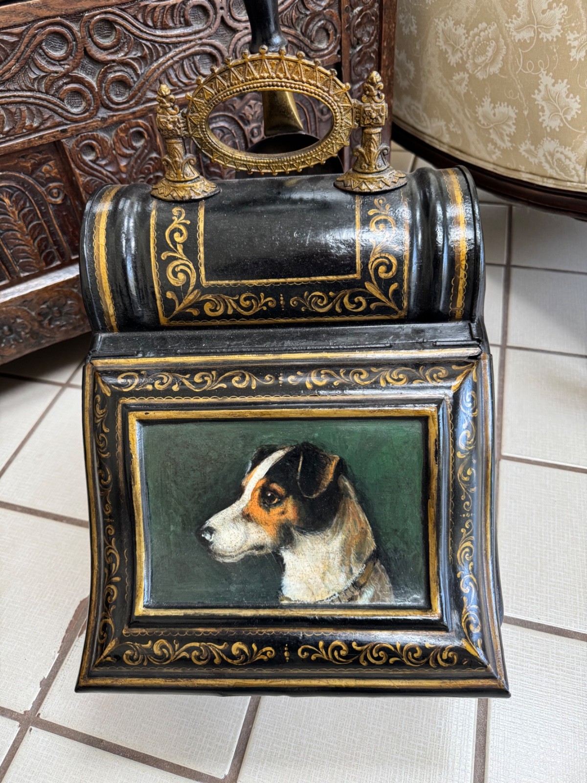 ANTIQUE ENGLISH VICTORIAN 1880s BLACK AND GOLD FIREPLACE COAL BOX W DOG MOTIF