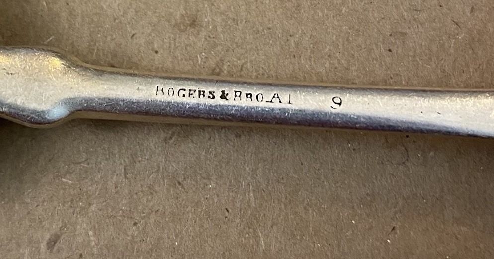 Antiq Rogers & Bros Silverplate 7 1/4” Tipped Oval Soup Spoon Wing Fiddle Mono