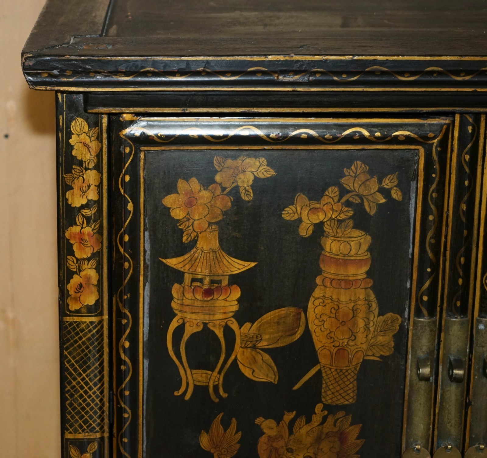 CHINESE EXPORT CHINOISERIE CIRCA 1920 PAINTED LACQUERED WEDDING CABINET WARDROBE