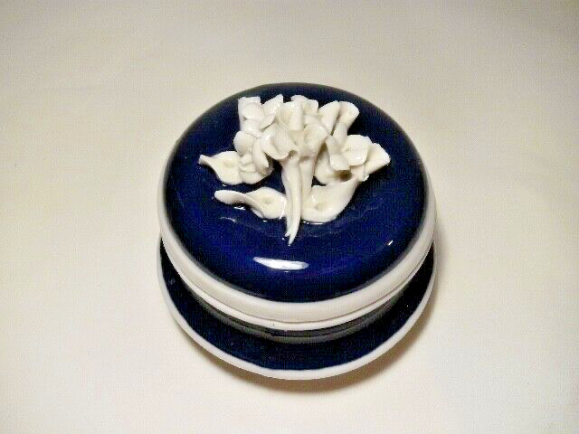CAPODIMONTE TREASURE BOX, SMALL ROUND PORCELAIN COBALT MOLD SHAPELY, 1806 – 1834