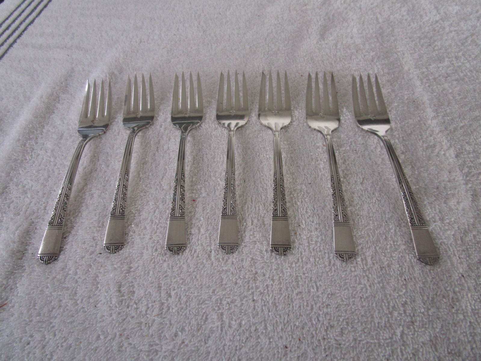 7 PIECE ~-ONEIDA COMMUNITY “OAKLEIGH ROYAL YORK ” Silverplated Salad Forks !!!