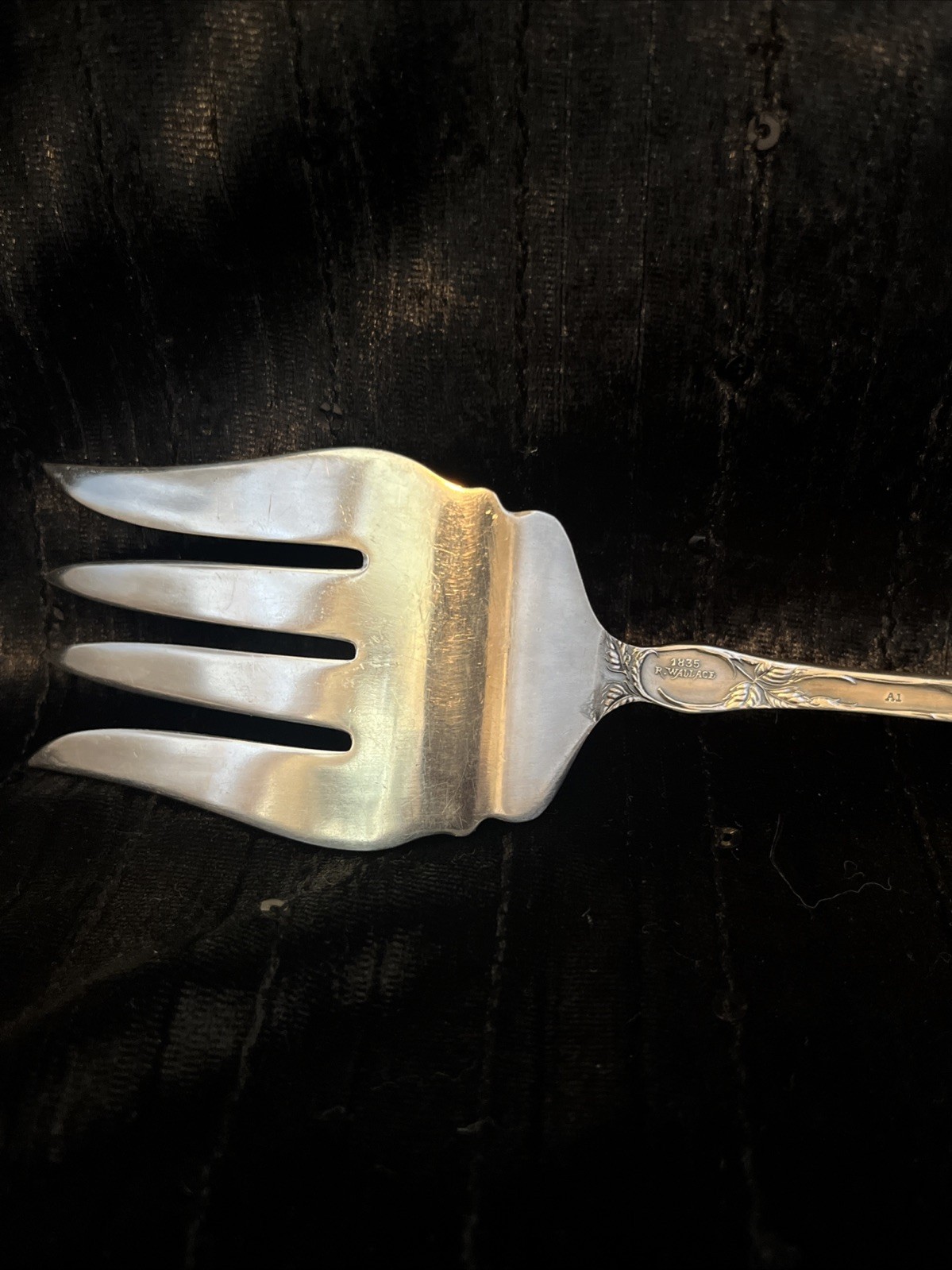 R Wallace Large Serving Meat Fork Floral Design 8 3/4” Silverplate No Mono