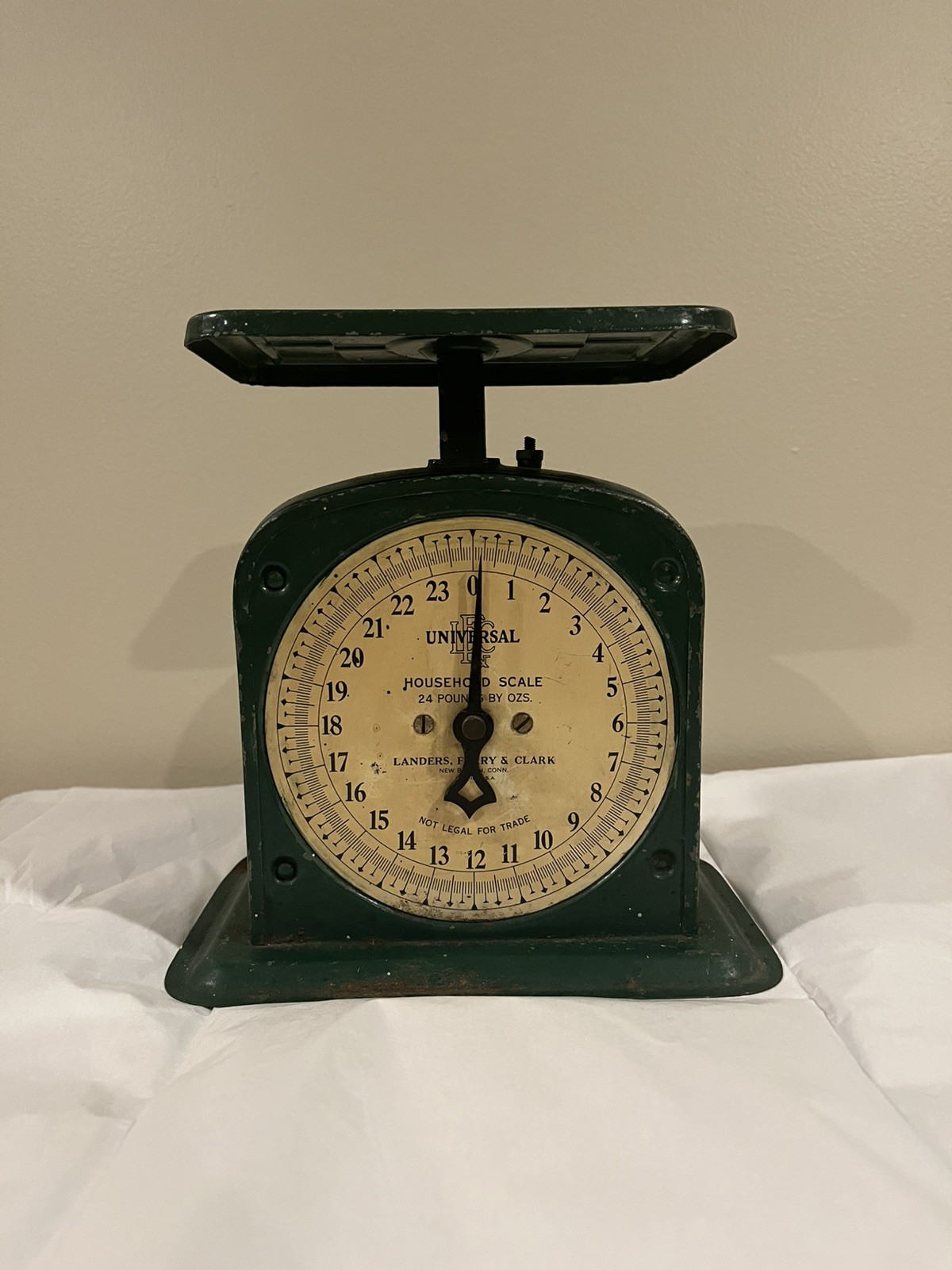 Landers Frary & Clark Vintage Weight Scale – Green
