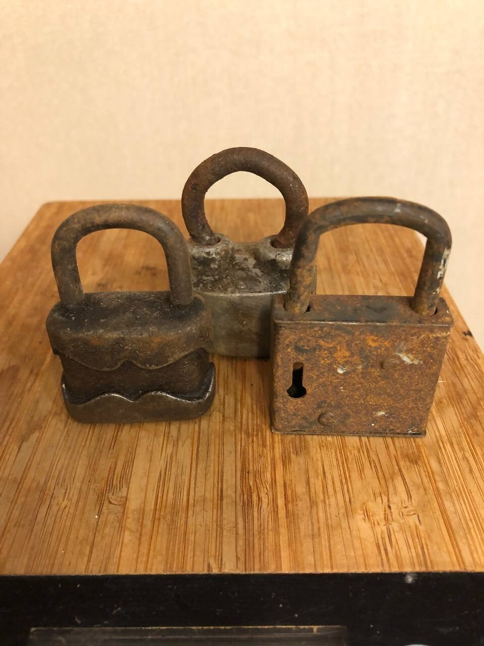 Old castle 3 pieces, very rare, around the middle of the 20th century….