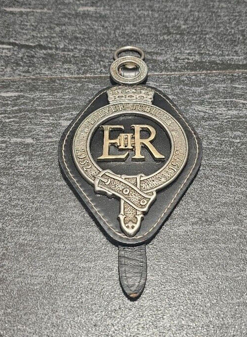 Queen Elizabeth II of England Collectible Silver Jubilee Souvenir Leather 52-77