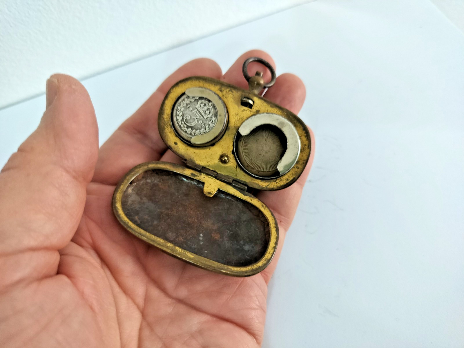 Antique leather steel and brass sovereign coin holder with good 1900 silver 3d