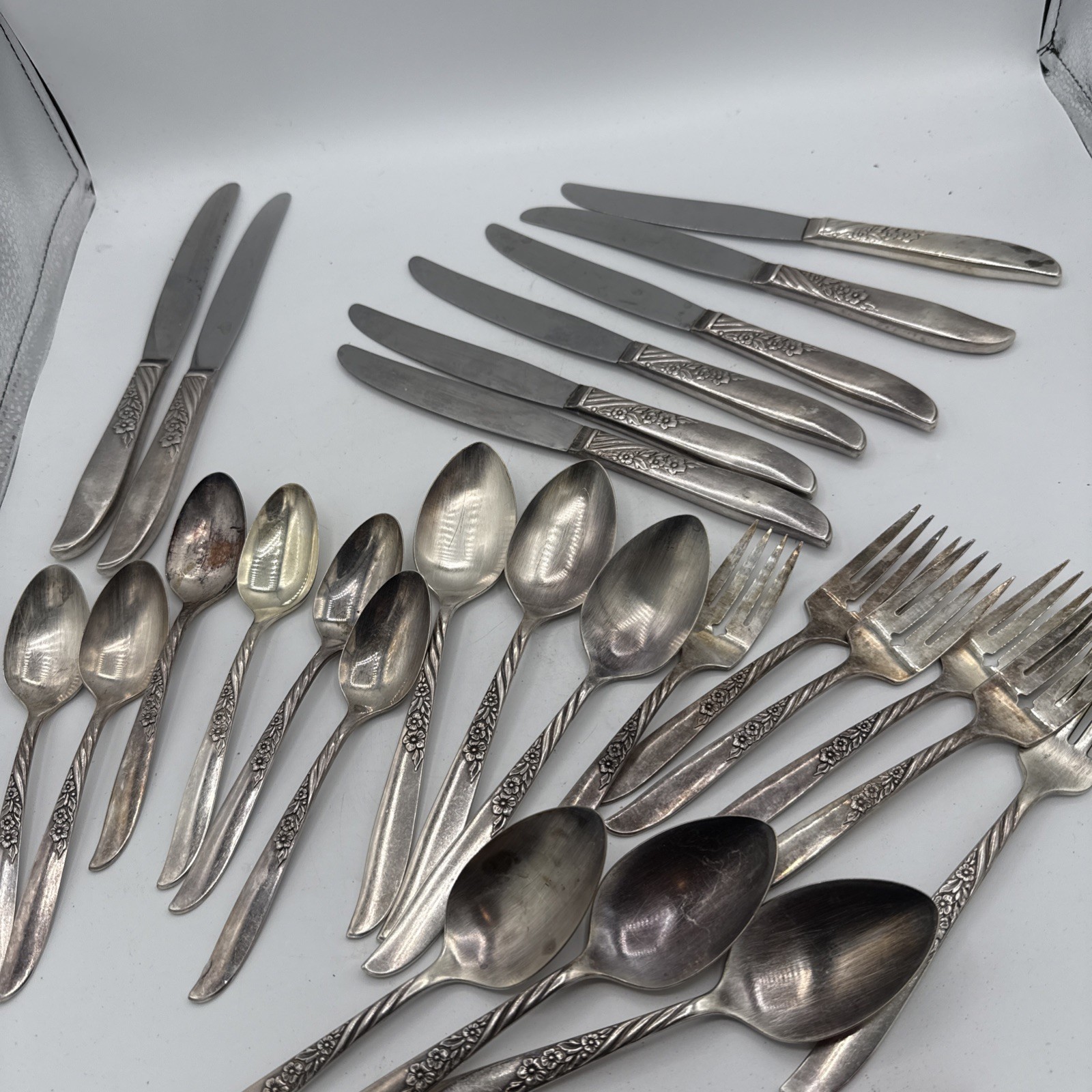 Oneida Wm A Roger’s Silver Overlaid Lot Of Flatware Floral Design 26 Pieces