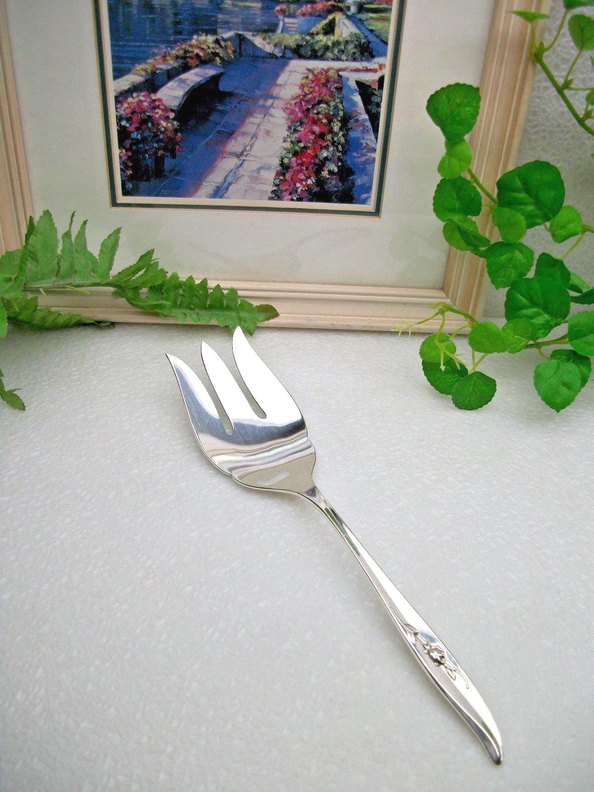 International 1847 Rogers MAGIC ROSE Silverplate Cold Meat Serving Fork 1963
