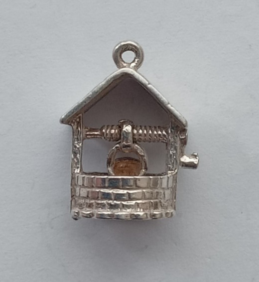 1960s-80s VINTAGE SILVER BRACELET CHARM WISHING WELL WITH BUCKET. CH2-8