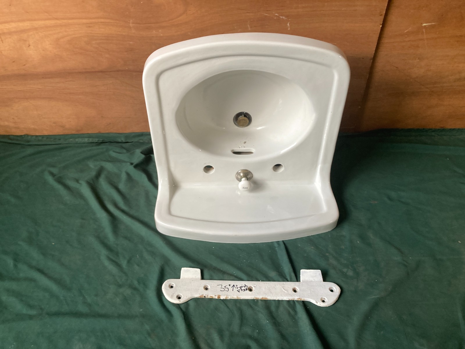 Antique 20×19 White Vitreous China Bath Wall Sink Old Trenton Potteries 361-25E