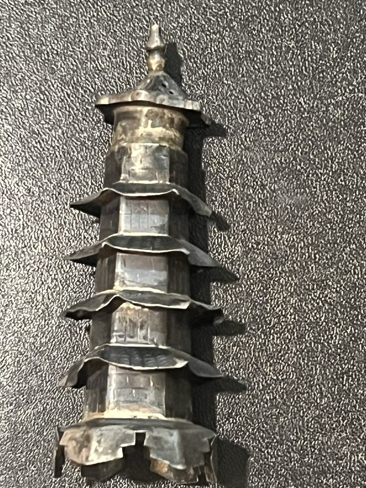 👍1900s CHINA CHINESE SOLID SILVER PAGODA PEPPER OR SALT CONTAINER WITH HALLMARK