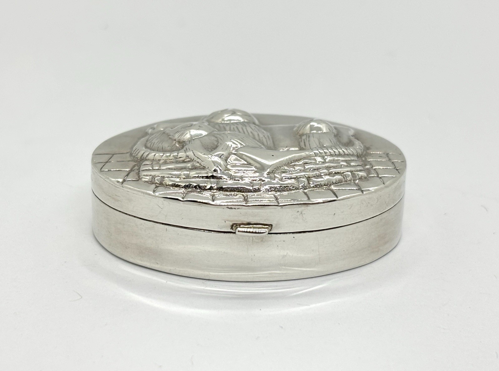 Solid Sterling Silver Pill Box / Trinket Case – Cat / Kittens in basket – 17.7g