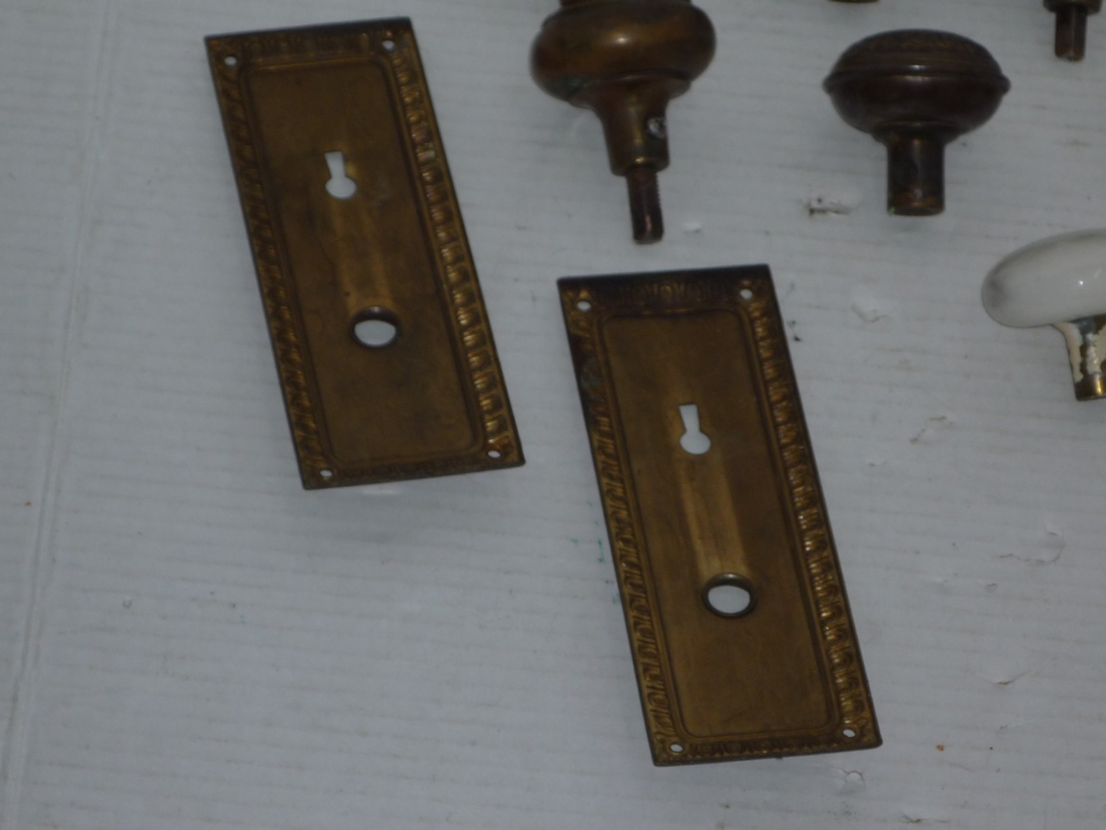 VINTAGE LOT OF BRASS ORNATE SINGLE DOORKNOBS GLASS PORCELAIN KEY PLATES COOL