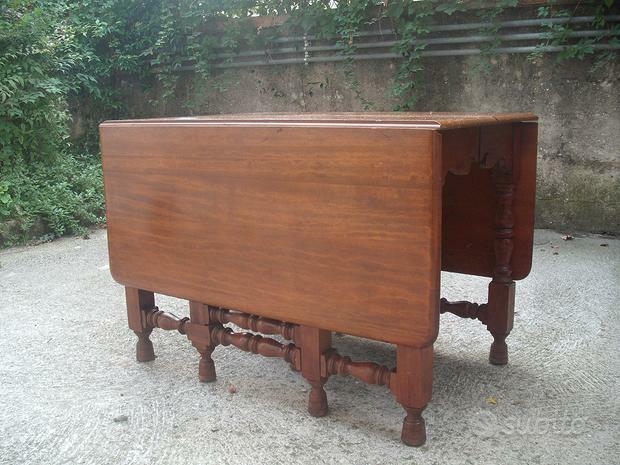 Antique Maple Gateleg Dining Table.