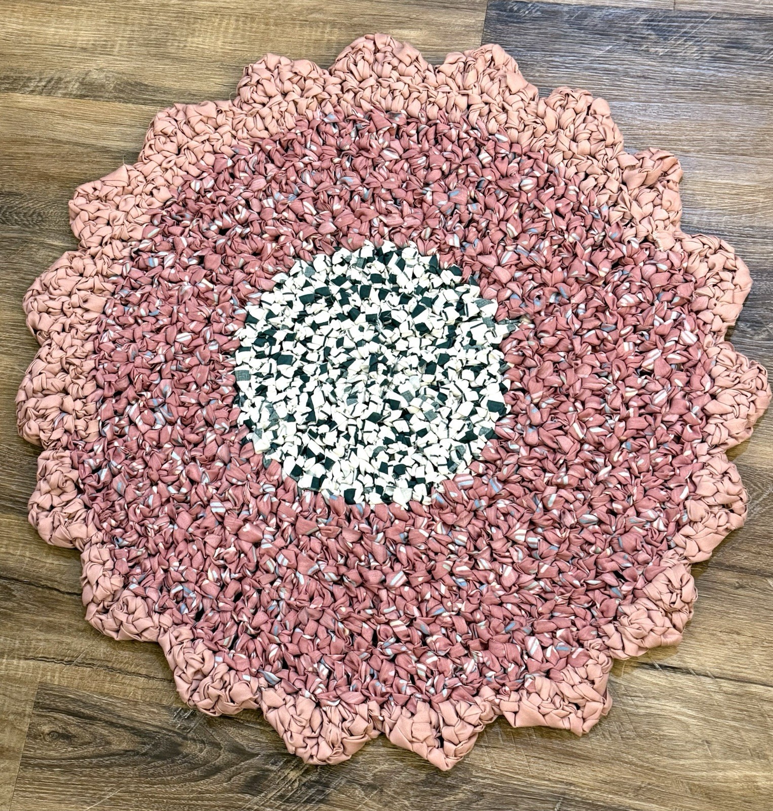 Vtg Handmade Braided Knot Rug New Round 27″ Flower Grannycore Cottage Pink Green