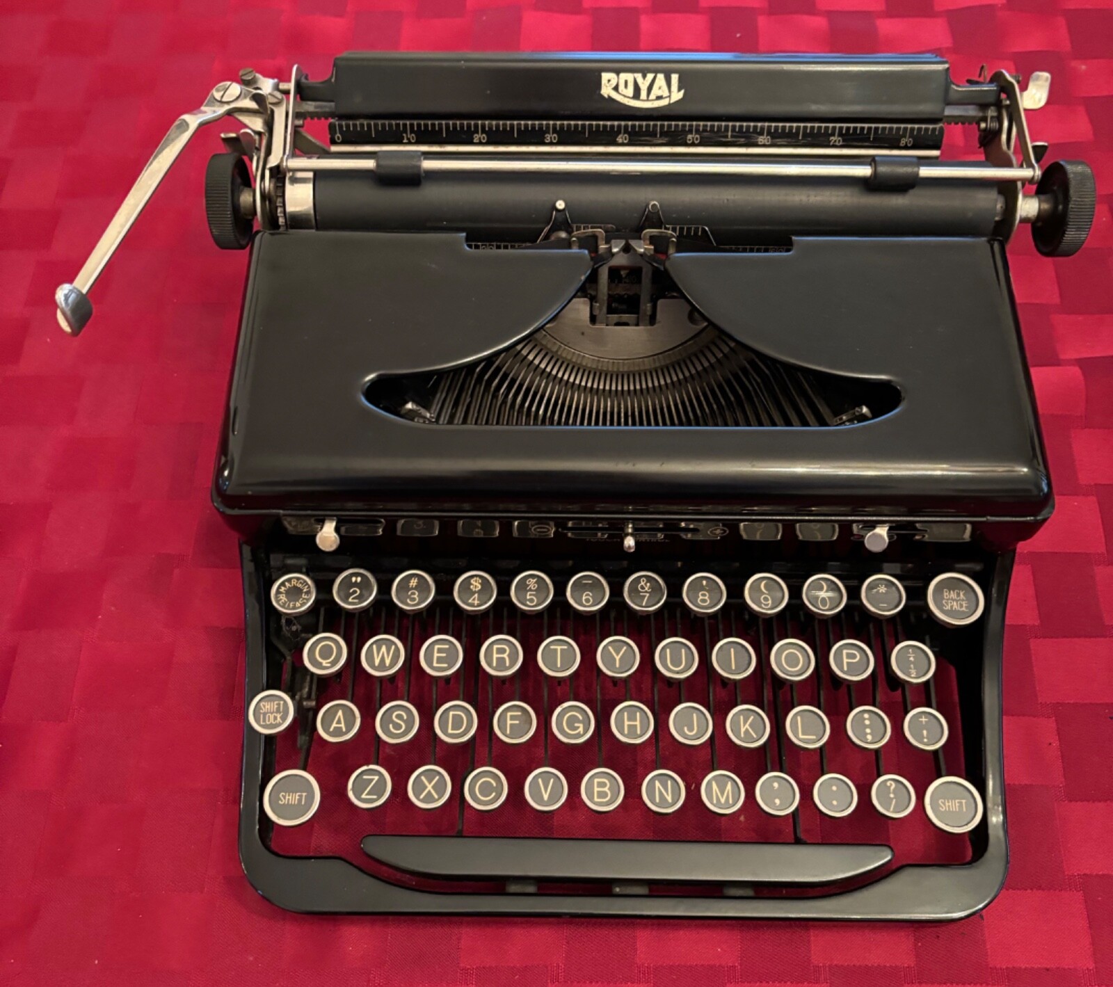 Royal Typewriter Portable w.Case/ pre-1950s/ Size Case about; 13″x 12″ 6″/14.7Lb