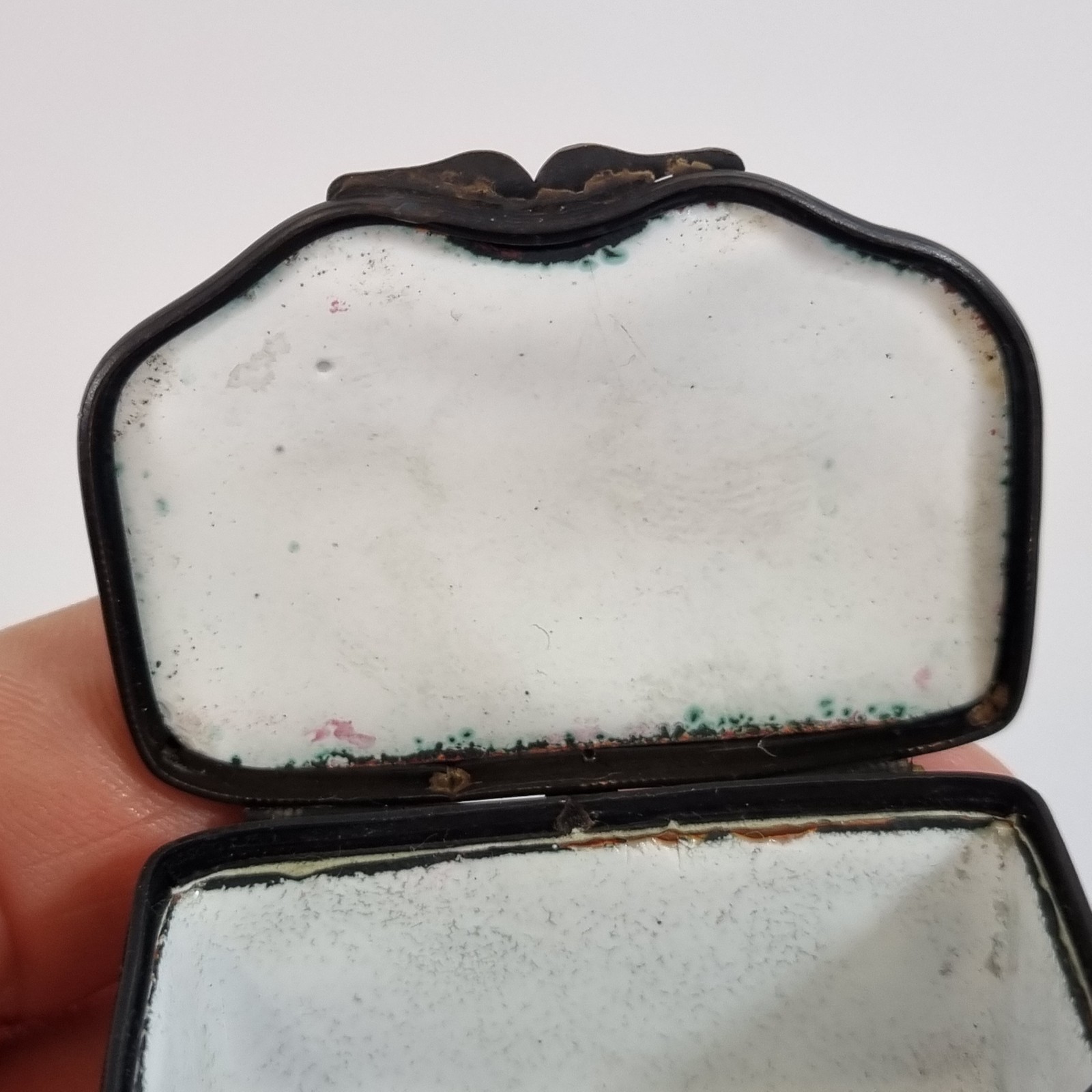 Antique 18thC Bilston Enamel Patch Box Decorated Flowers 4.6cm Wide