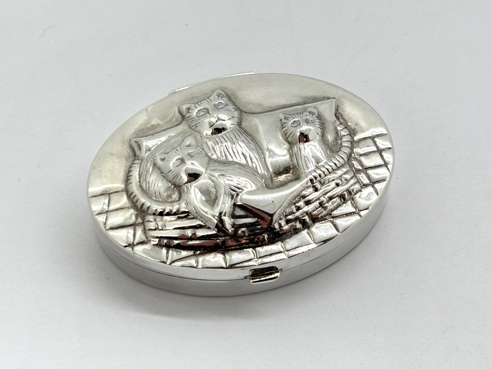 Solid Sterling Silver Pill Box / Trinket Case – Cat / Kittens in basket – 17.7g