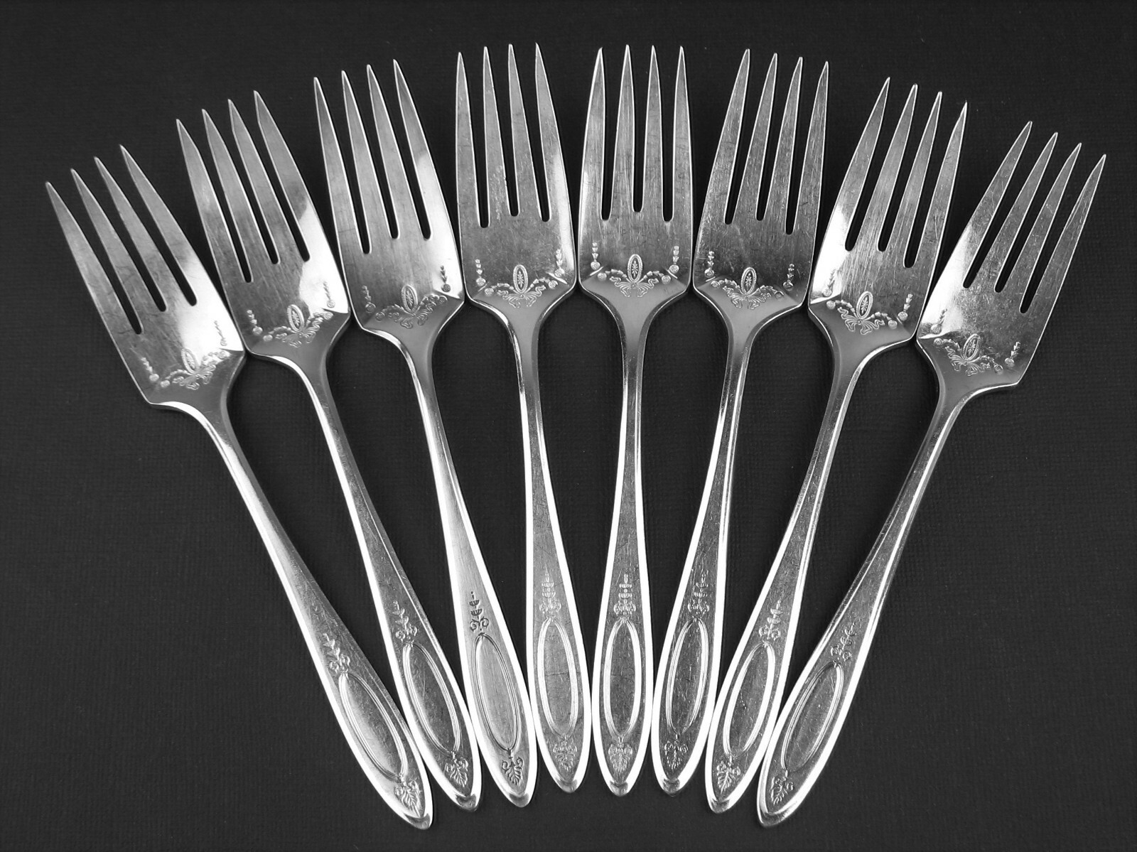 8 x Salad / Dessert Forks 6 1/8″ Oneida Community Adam 1917 Silverplate