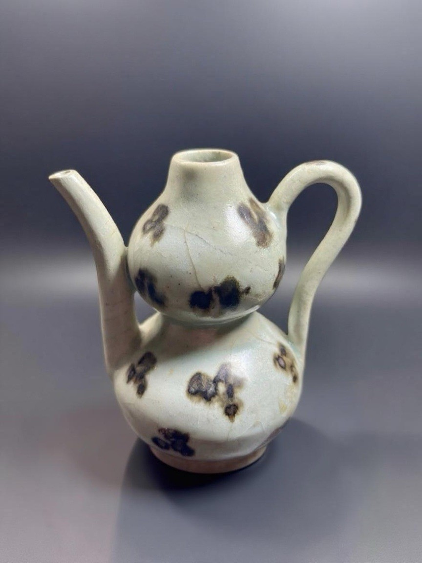 Antique Yuan Dynasty Small iron-splashed double-gourd Ewer 元代青白釉飛青執壺, 14 century