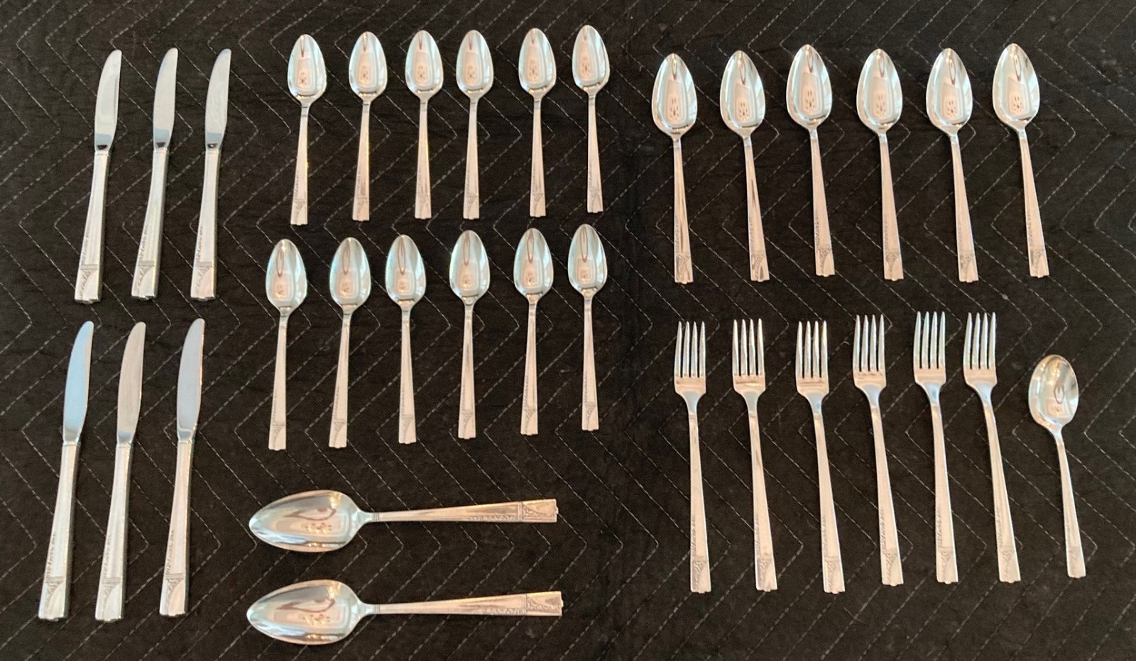 Oneida Nobility Caprice Pattern 1937 Silverplate Service for 6 w/ 33 Pieces!