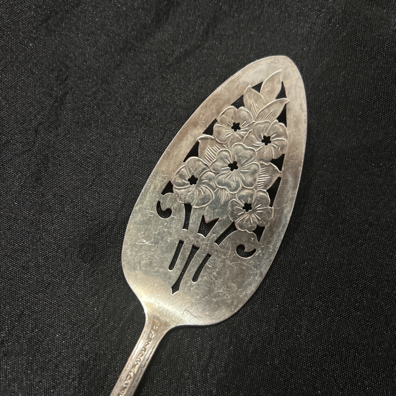 Wm Rogers & Son (International) Solid Pierced Pie Desert Server 9 1/2″ Blossom