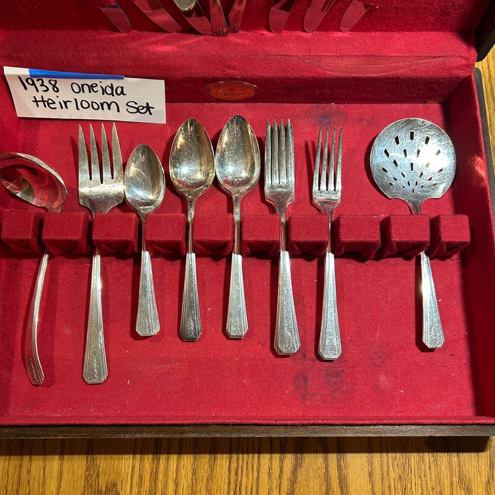 1930s Oneida Heirloom Silverware Set 29 pcs/4 full settings/anti-tarnish box red