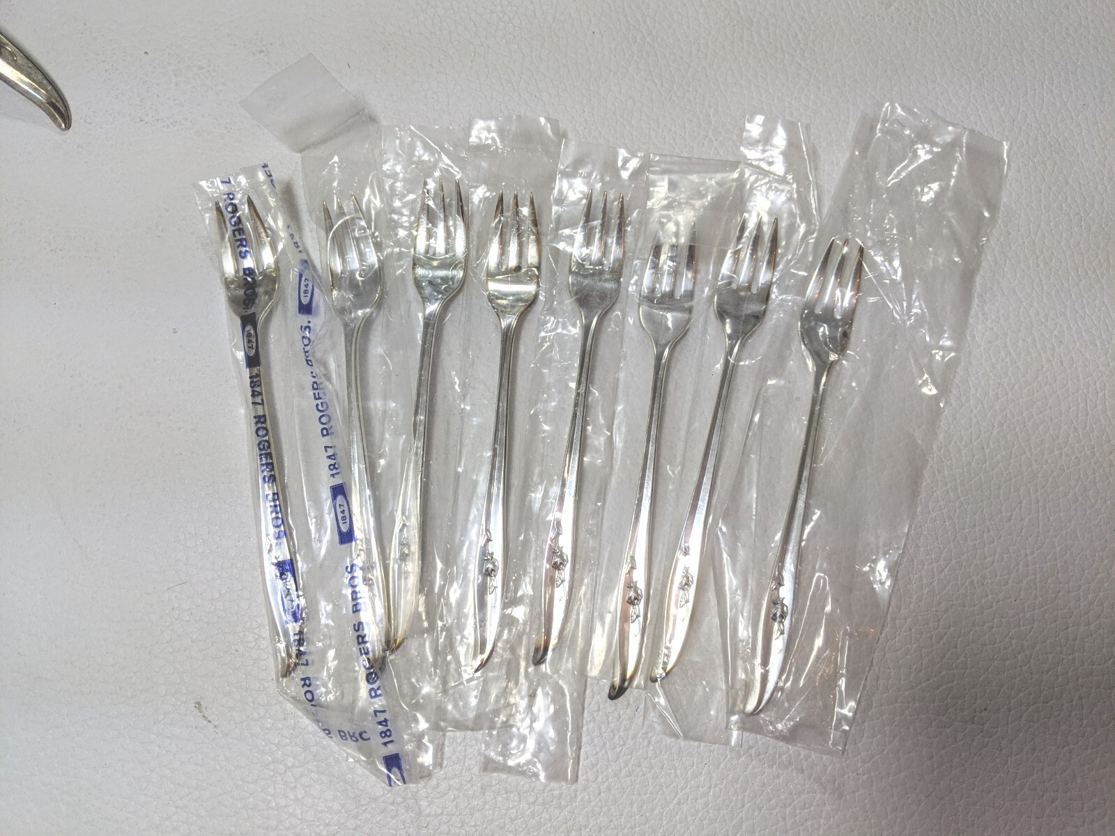1847 Rogers Bros Magic Rose Pattern Silver Plate Flatware 8 Place Setting NOTE