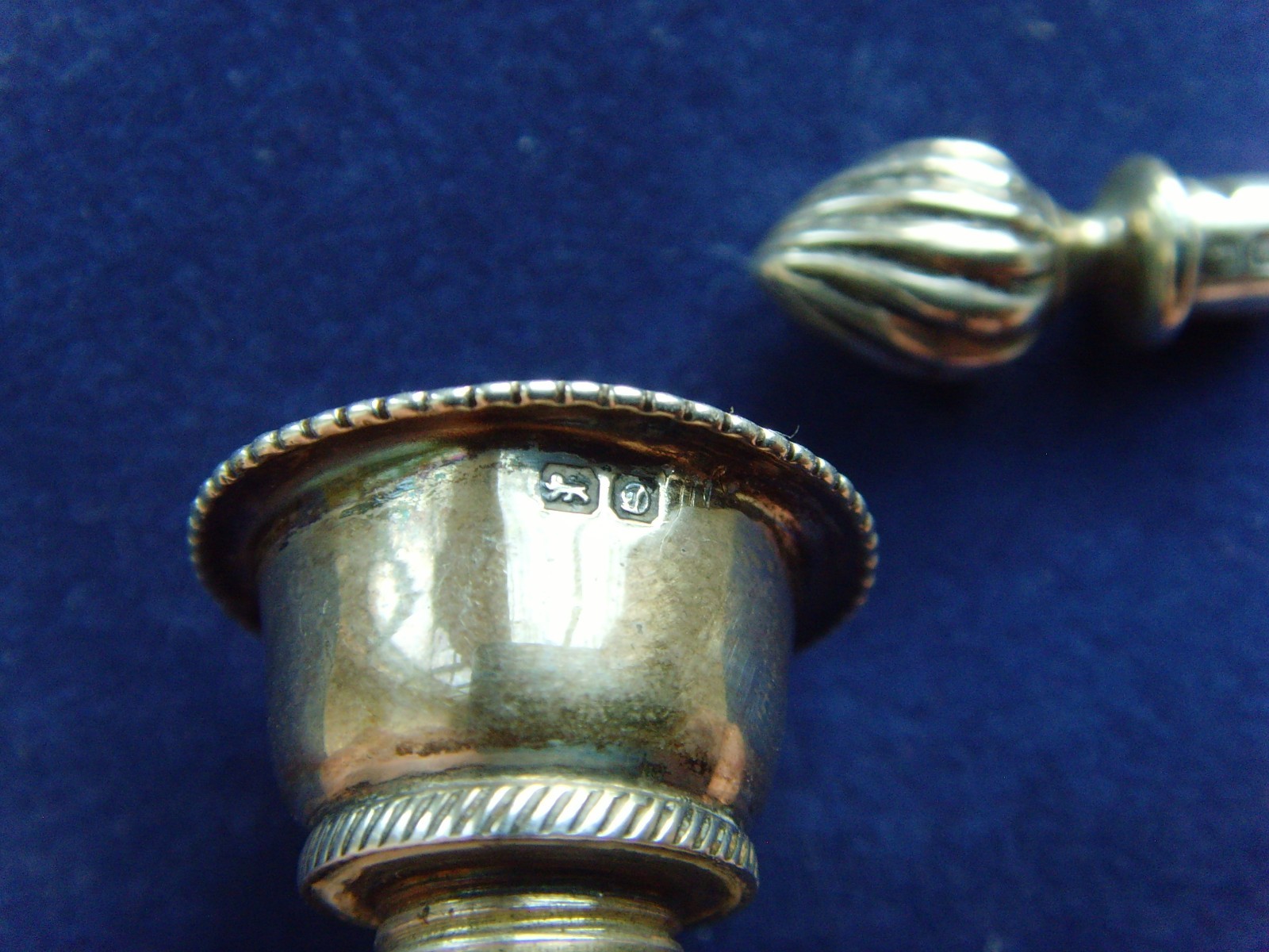 FINE EDWARDIAN STERLING SILVER TABLE LIGHTER, STOKES & IRELAND, CHESTER, 1904