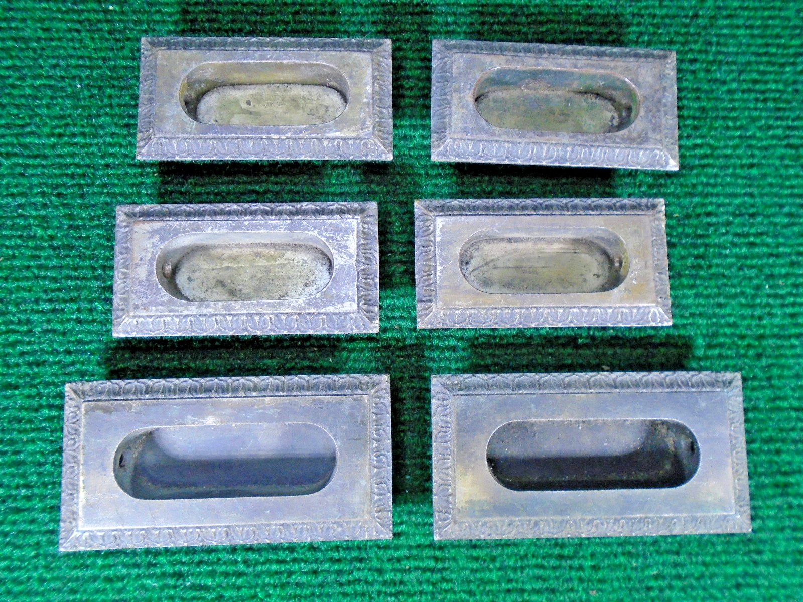 LOT of SIX SARGENT ‘ROSSANO’ CAST BRASS FINGER LIFTS FOR SASH WINDOWS (21328-5)