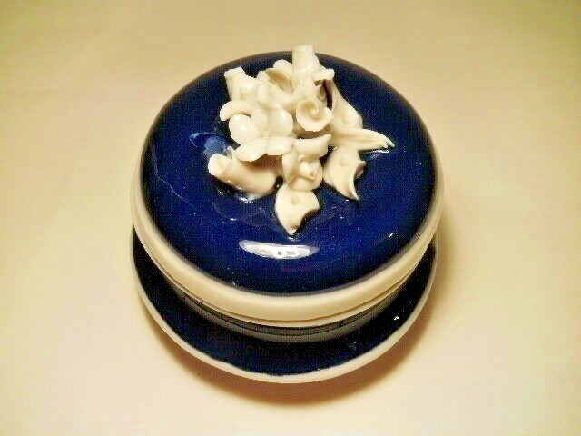 CAPODIMONTE TREASURE BOX, SMALL ROUND PORCELAIN COBALT MOLD SHAPELY, 1806 – 1834