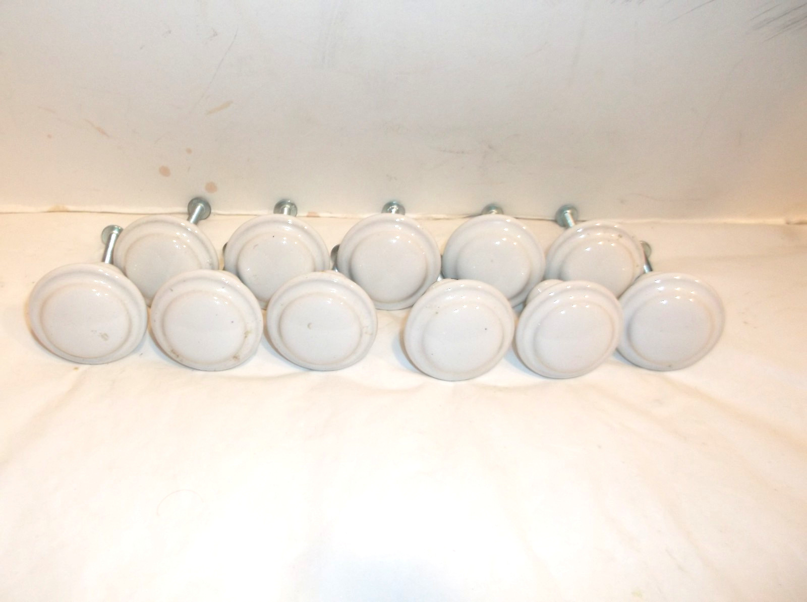Lot of 11 ROUND WHITE PORCELAIN KNOBS Dressers/Cabinets 1 1/4″ w/screws