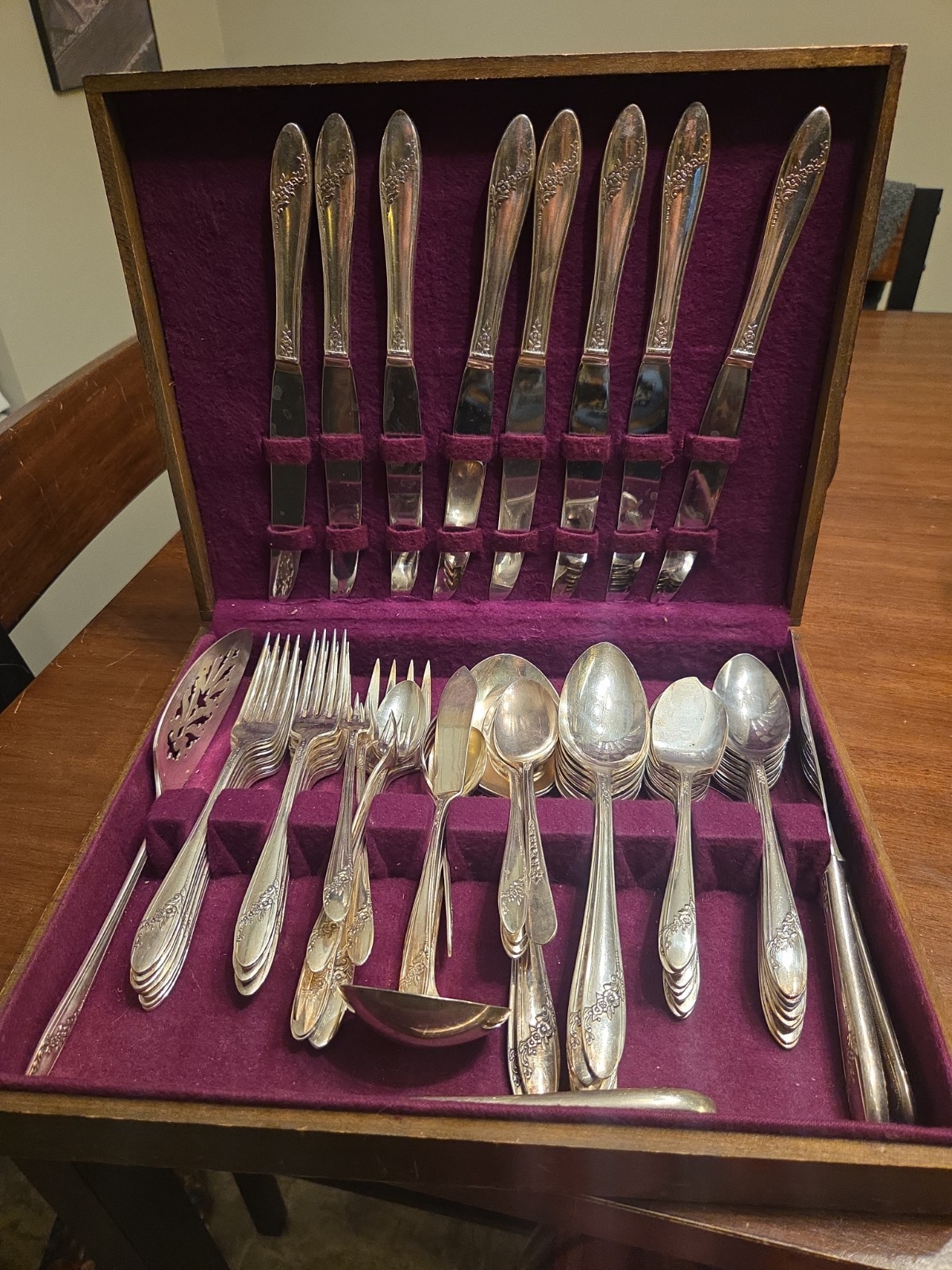 Oneida Community Tudor Plated Stainless Flatware Set 68 Piece Set with Case VTG