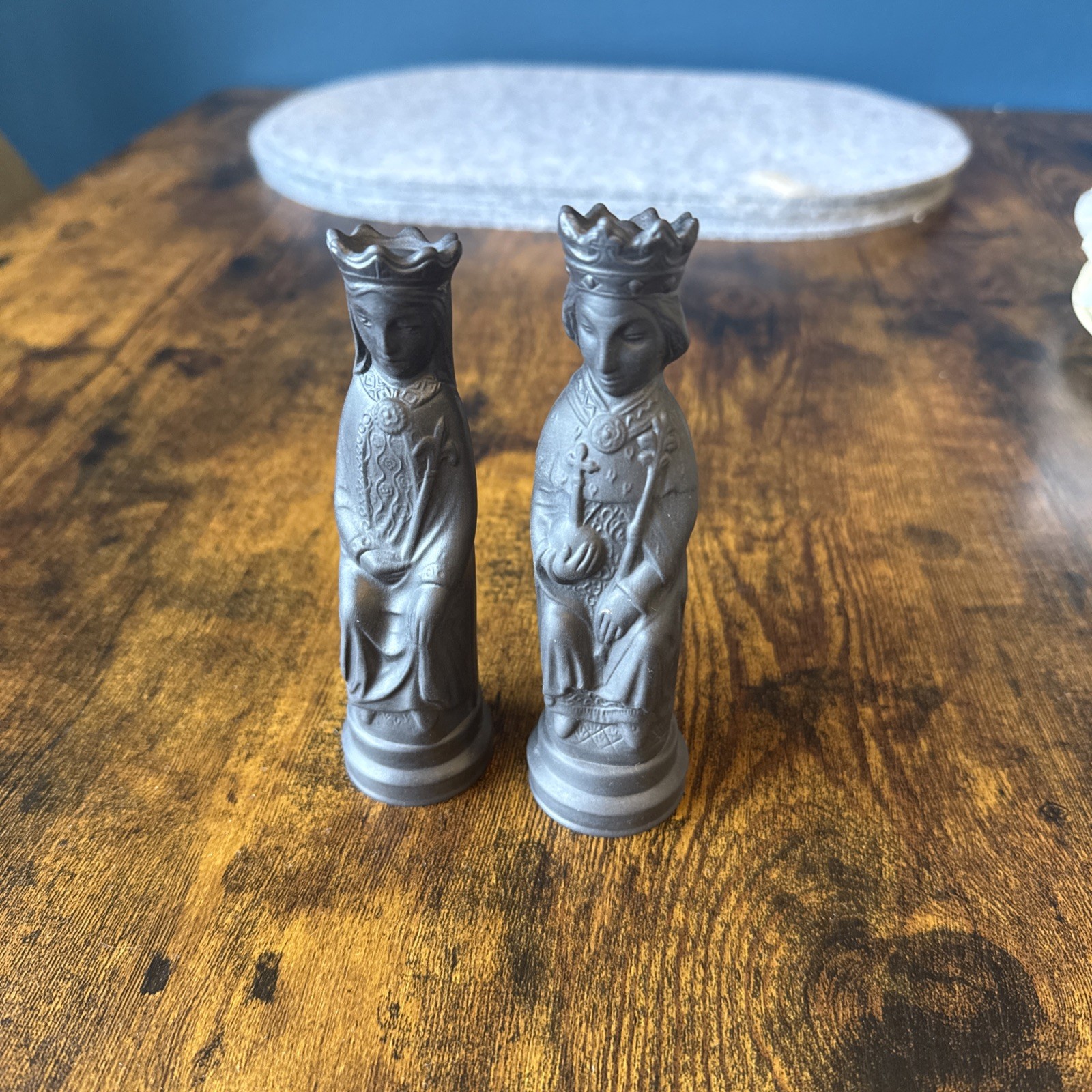 WEDGWOOD Jasperware BASALT KING & QUEEN CHESS PIECES, ARNOLD MACHIN, DATED 1964