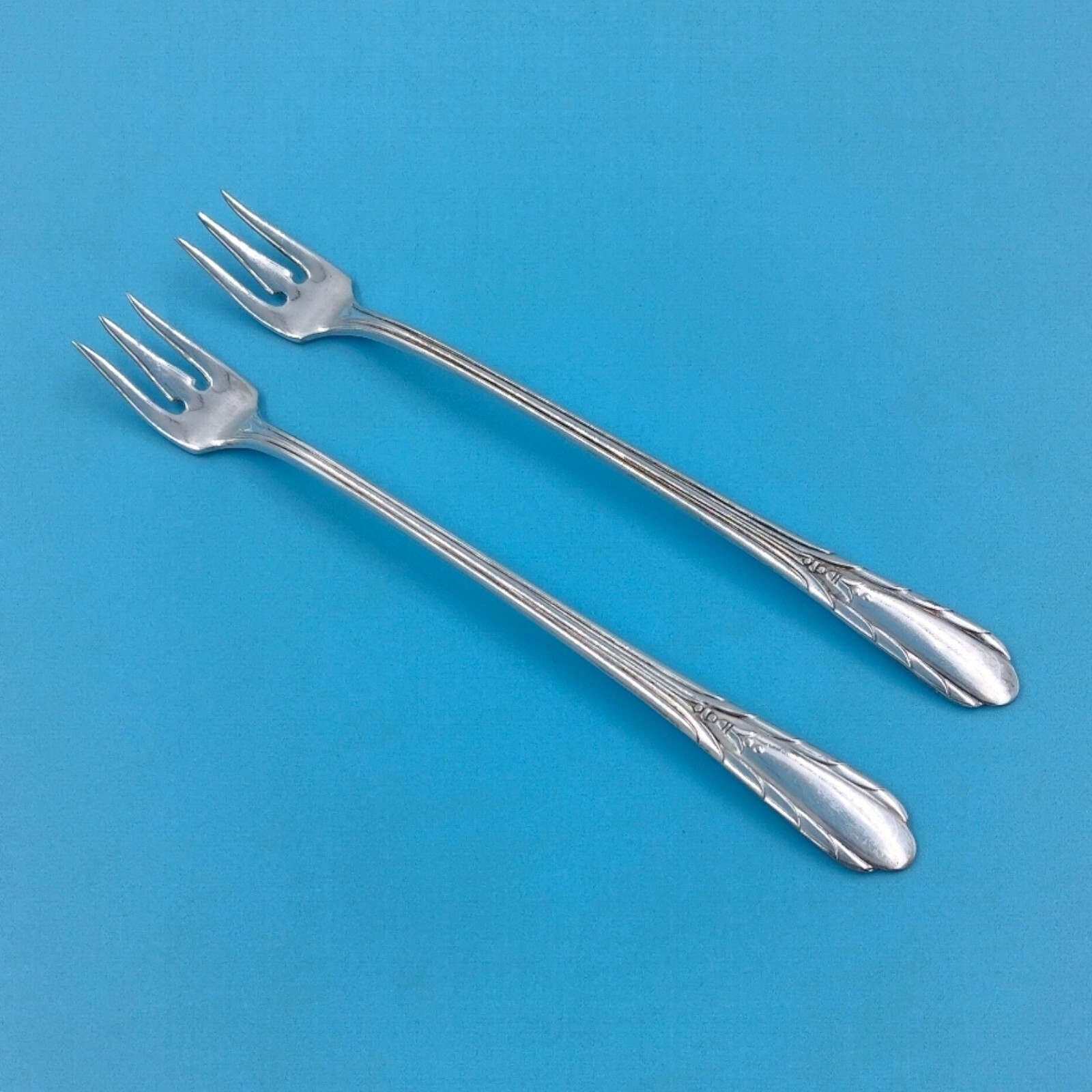 Set of 2 Oneida LYNNWOOD MEMORY Cocktail Seafood Forks 6″ Genesee Silverplate