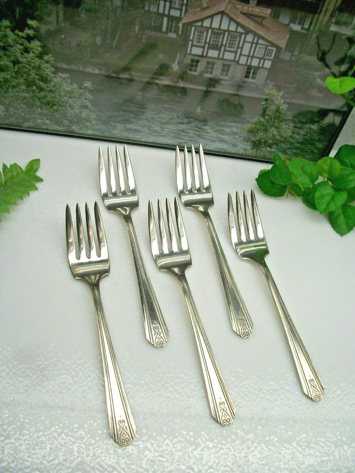 5 Vintage National Silver MODERNE Silverplate 5 7/8″ Salad Forks 1940