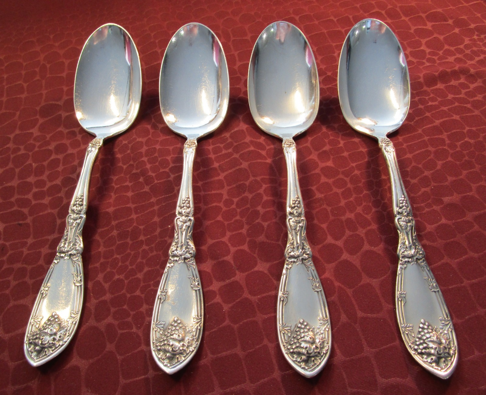 LA VIGNE 4 Dessert or Oval Soup Spoons 1908 Silverplate Grapes No Monograms bb