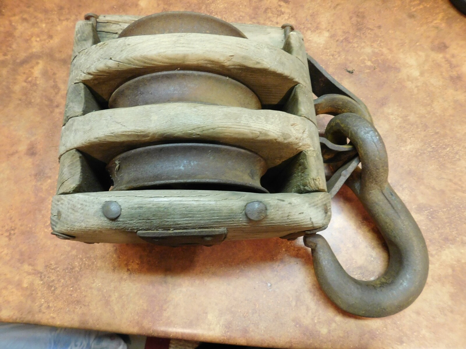 LARGE ANTIQUE 3 PULLEY WOOD/CAST IRON NAUTICAL SHIP BLOCK TACKLE 18″ LONG 30 LBS
