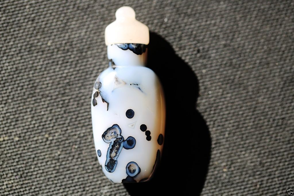 S005 Antique Estate Chinese well-carved agate bottle 20th Century