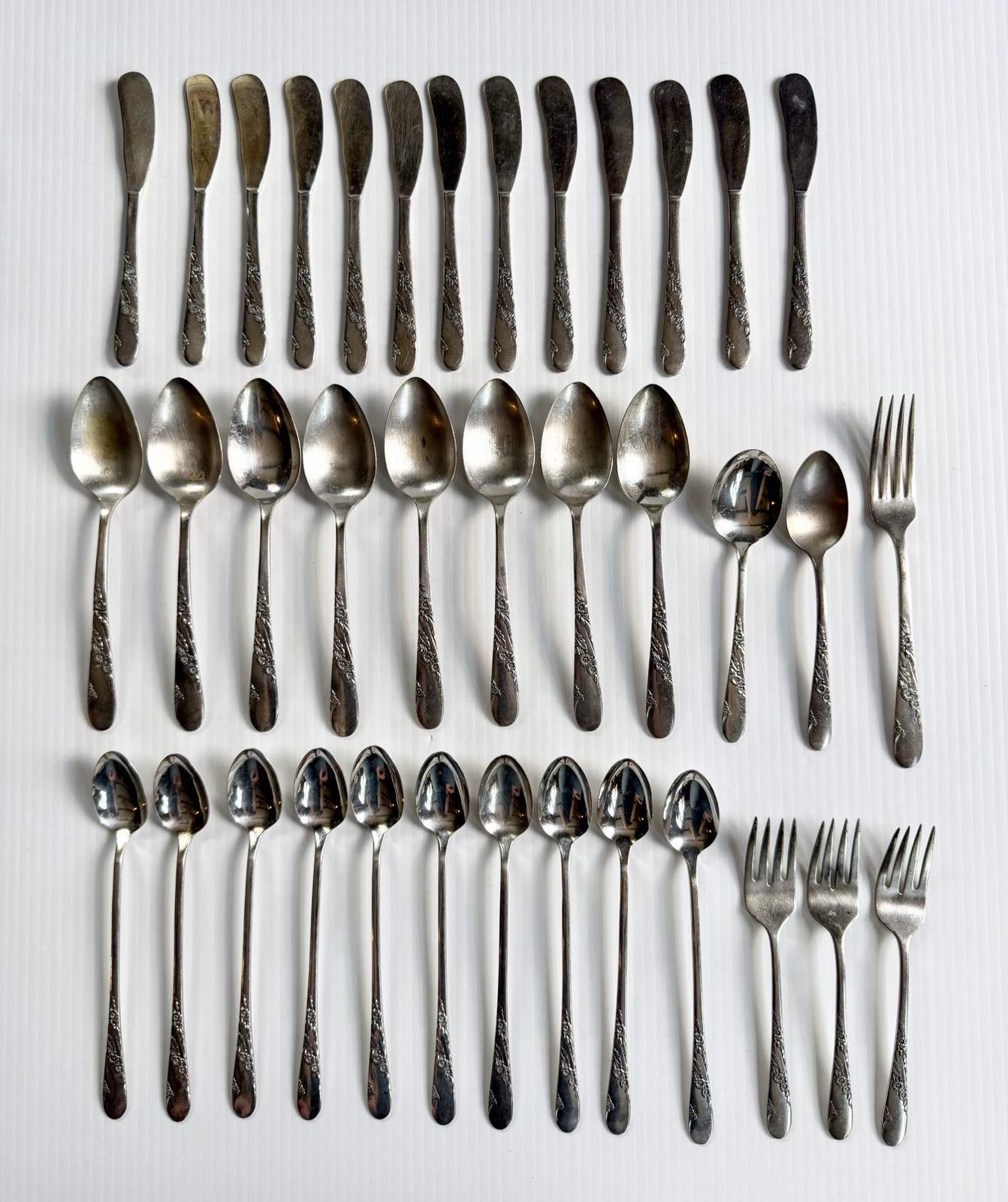 Lot of 37 Oneida Community Tudor Plate Bridal Wreath Silverplate Flatware Set