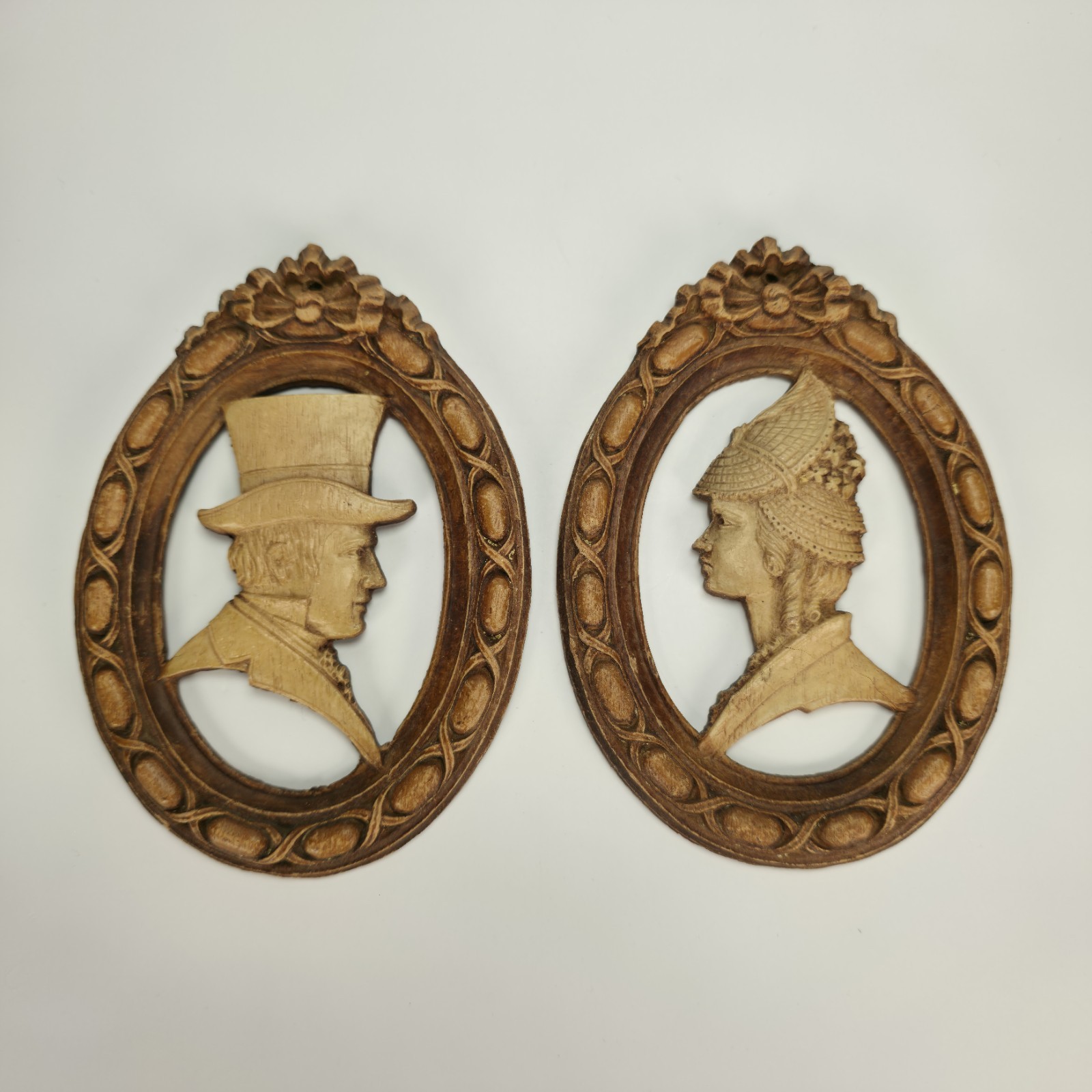 Vintage Victorian Silhouette Wall Plaques Man Woman Oval Pair Brown Beige