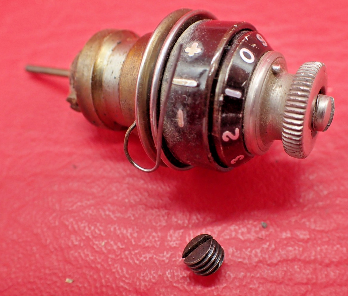 Vintage 1947 SINGER 66 Sewing Machine Thread Tension