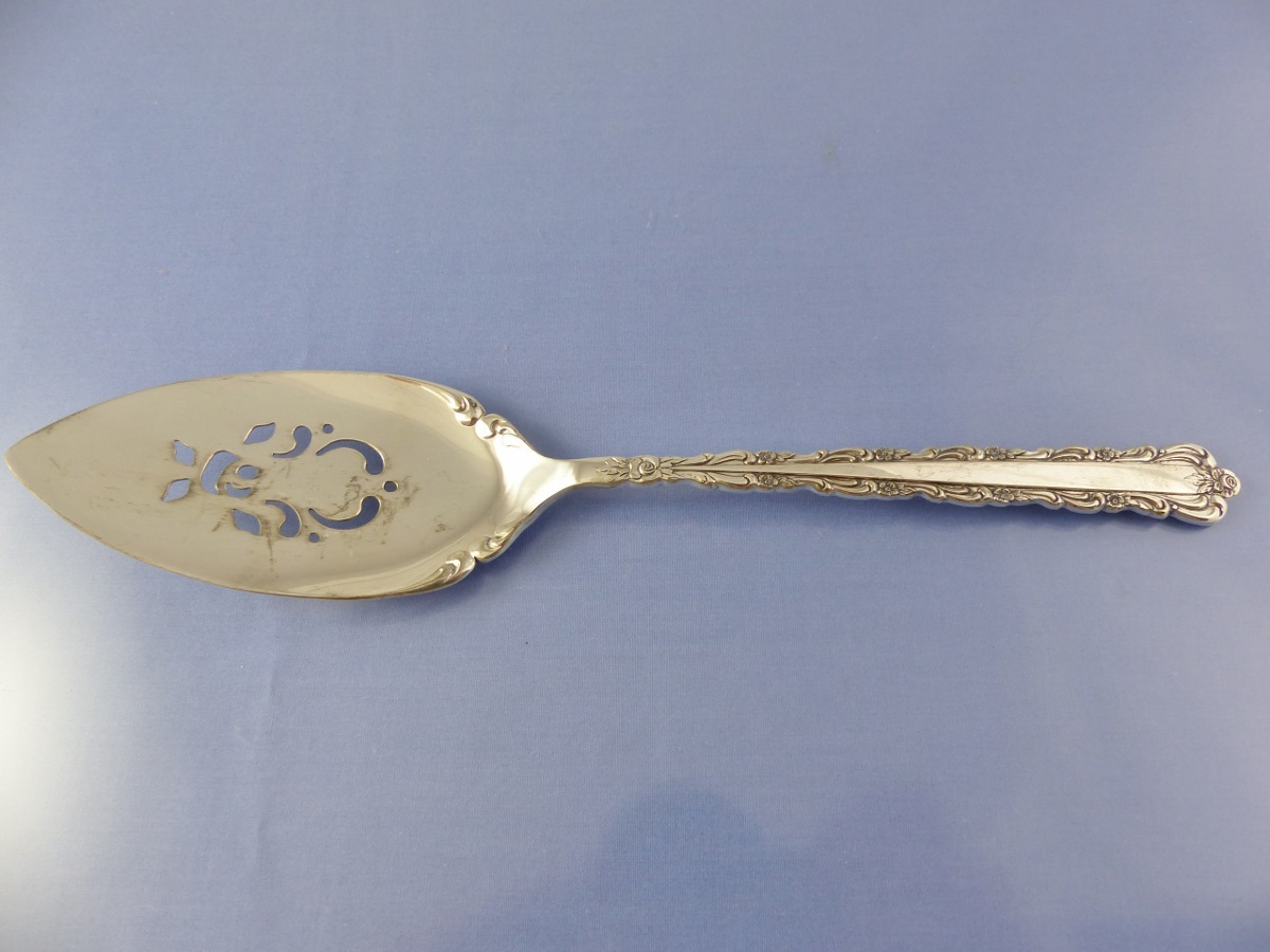 BELLFONTAINE 1973 PIERCED PIE CAKE SERVER BY 1881 ROGERS