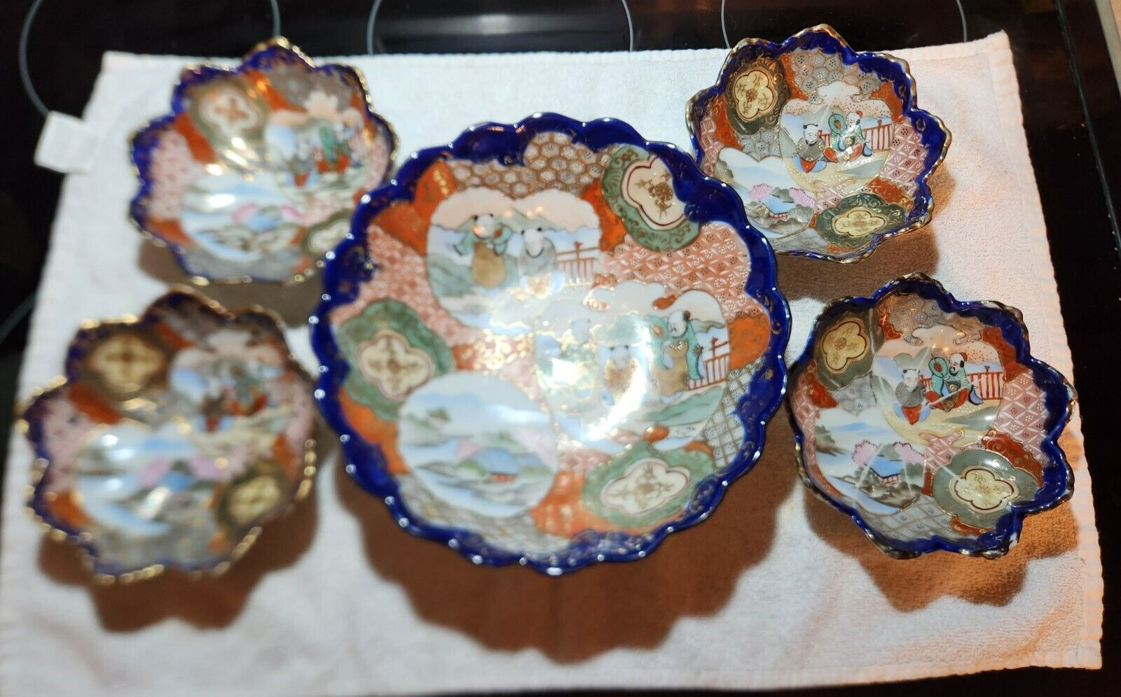 Antique Japanese Serving Bowl and four smaller bowls – EUC – Signed by Artist