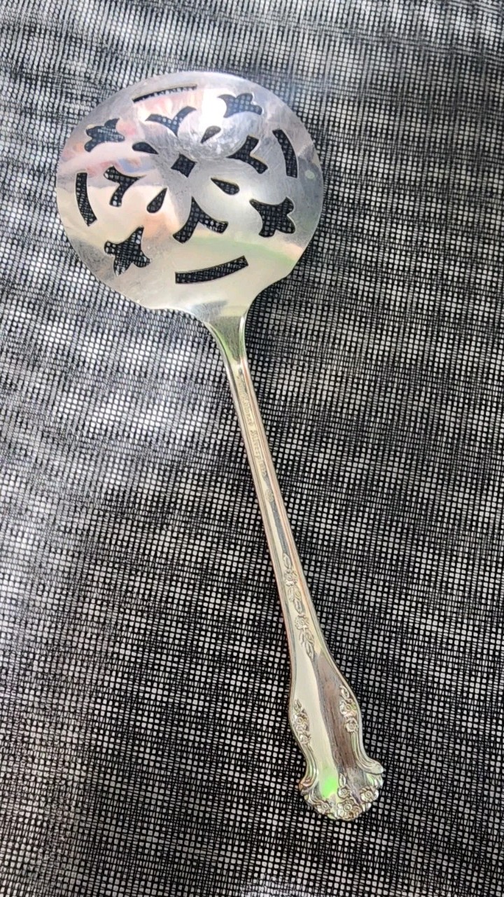 😉 MID CENTURY c1951 HOLIDAY PATTERN SILVERPLATED “8.5” TOMATO SERVER 🍛🍅
