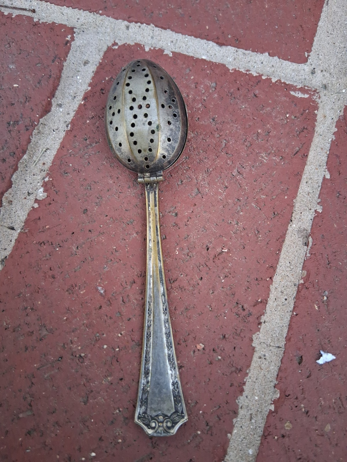 Vintage Veribest Silver Plate Hinged Tea Strainer Infuser Spoon Wreath Pattern