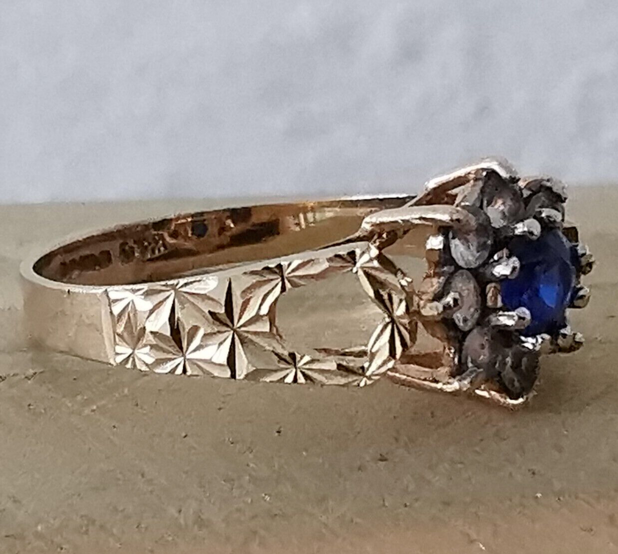 Pretty 9ct Gold Gem Set Dress Ring – Size N