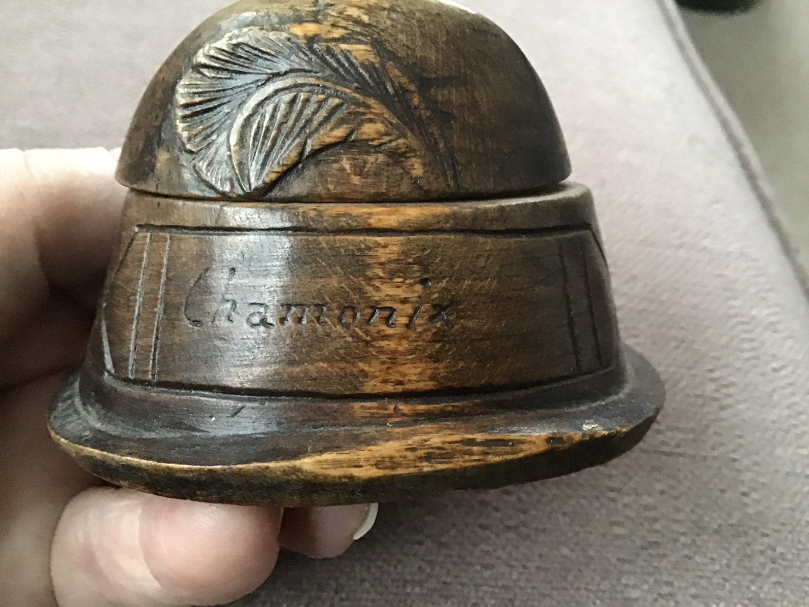 ANTIQUE BLACK FOREST CHAMONIX HAT HINGED INK WELL HOLDER.VGC.8×6.5×5.5.