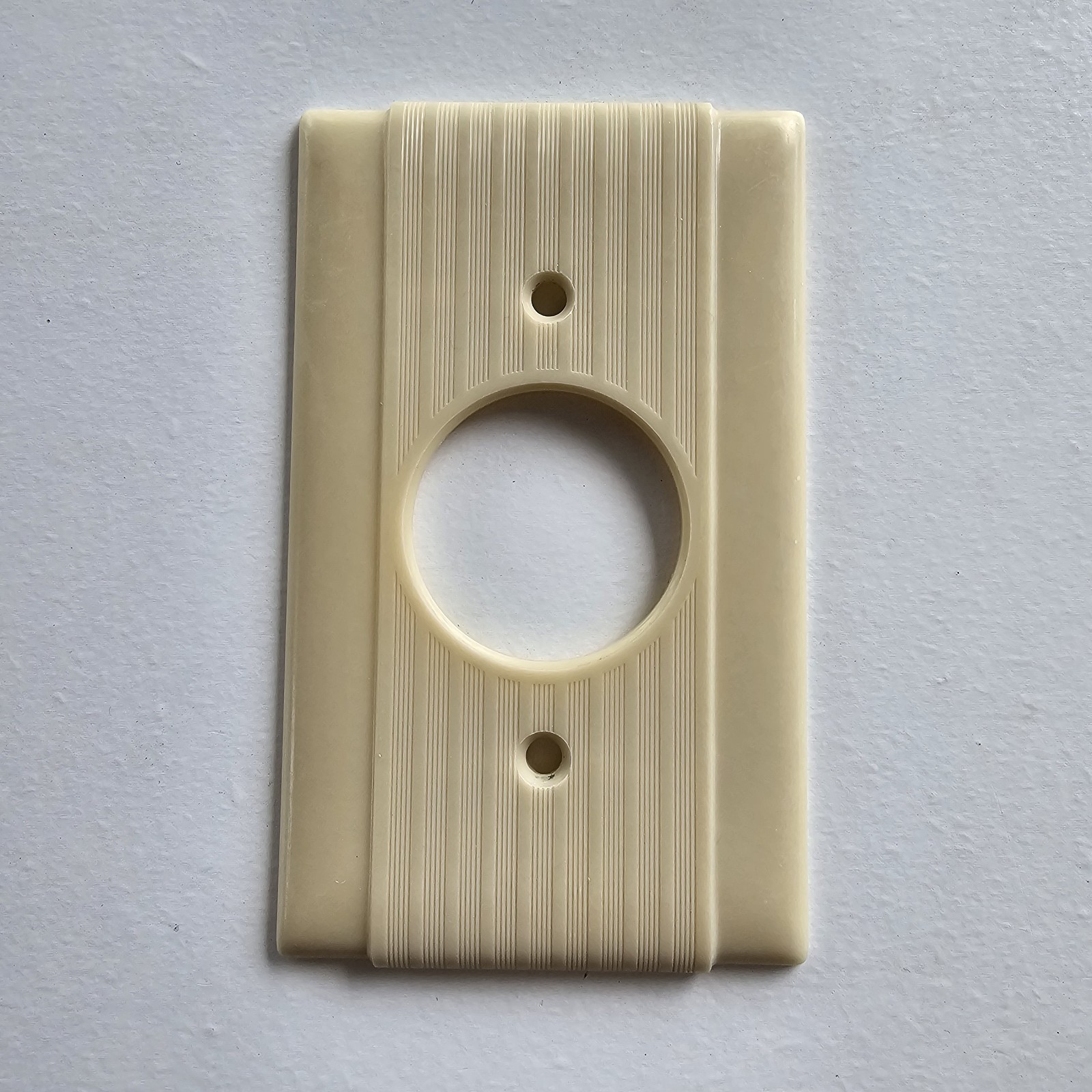 Vtg P&S UnilineRibbed Bakelite Single Round Outlet Wall Plate Ivory Art Deco